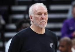 马刺队悬挂旗帜，致敬传奇格雷(léi)格·波波维奇职业生涯