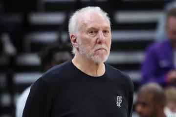 马刺队悬挂旗帜，致敬传奇格雷(léi)格·波波维奇职业生涯