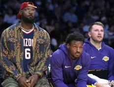 激动，湖(hú)人队詹姆斯和东契奇(qí)庆祝洛杉矶道奇(qí)队贏(yíng)得世界大赛冠军