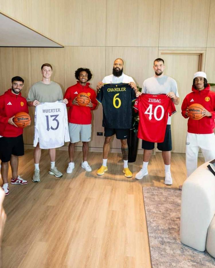 聯(lián)动!祖巴茨等NBA球员造访卡灵顿,获赠曼聯(lián)球衣