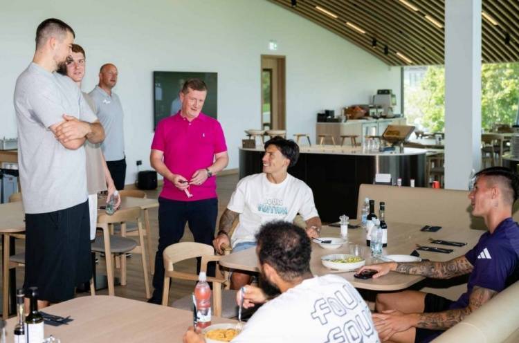 聯(lián)动!祖巴茨等NBA球员造访卡灵顿,获赠曼聯(lián)球衣