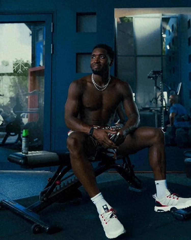 生涯首次一阵！多诺万-米切尔ins晒出训练和(hé)休闲照