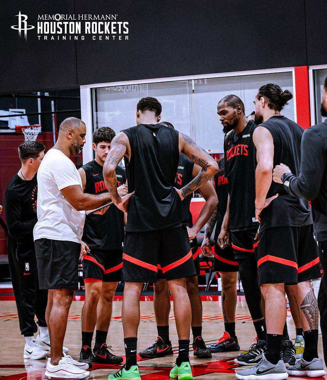 火(huǒ)箭训练氛(fēn)围紧张！申京隔扣亞(yà)当斯，史密(mì)斯迎战两人暴扣