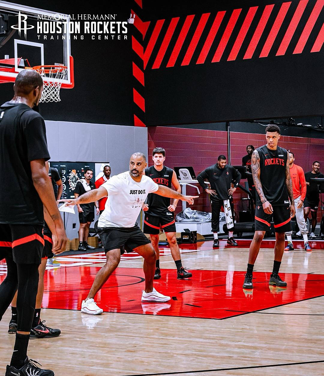 火(huǒ)箭訓(xùn)练赛场激烈對(duì)抗,申京隔扣亚当斯,小史(shǐ)密斯暴扣两人