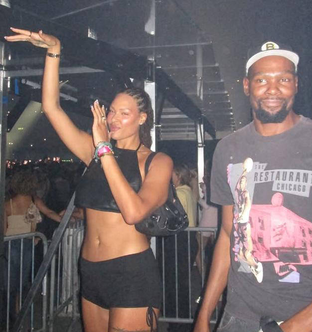 火(huǒ)箭訓(xùn)练赛场激烈對(duì)抗,申京隔扣亚当斯,小史(shǐ)密斯暴扣两人