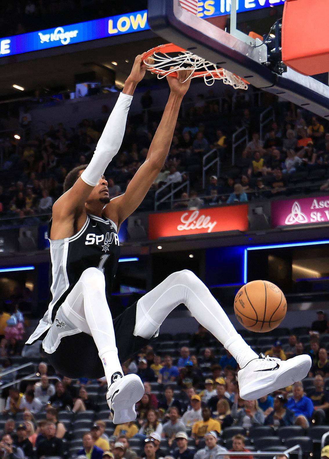 马刺续约达龙福(fú)克斯,注重长远布局