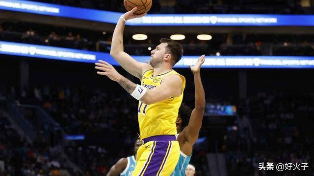 霸气,湖人隊(duì)卢卡·东契奇在隔扣黄蜂隊(duì)球员后怒斥裁判