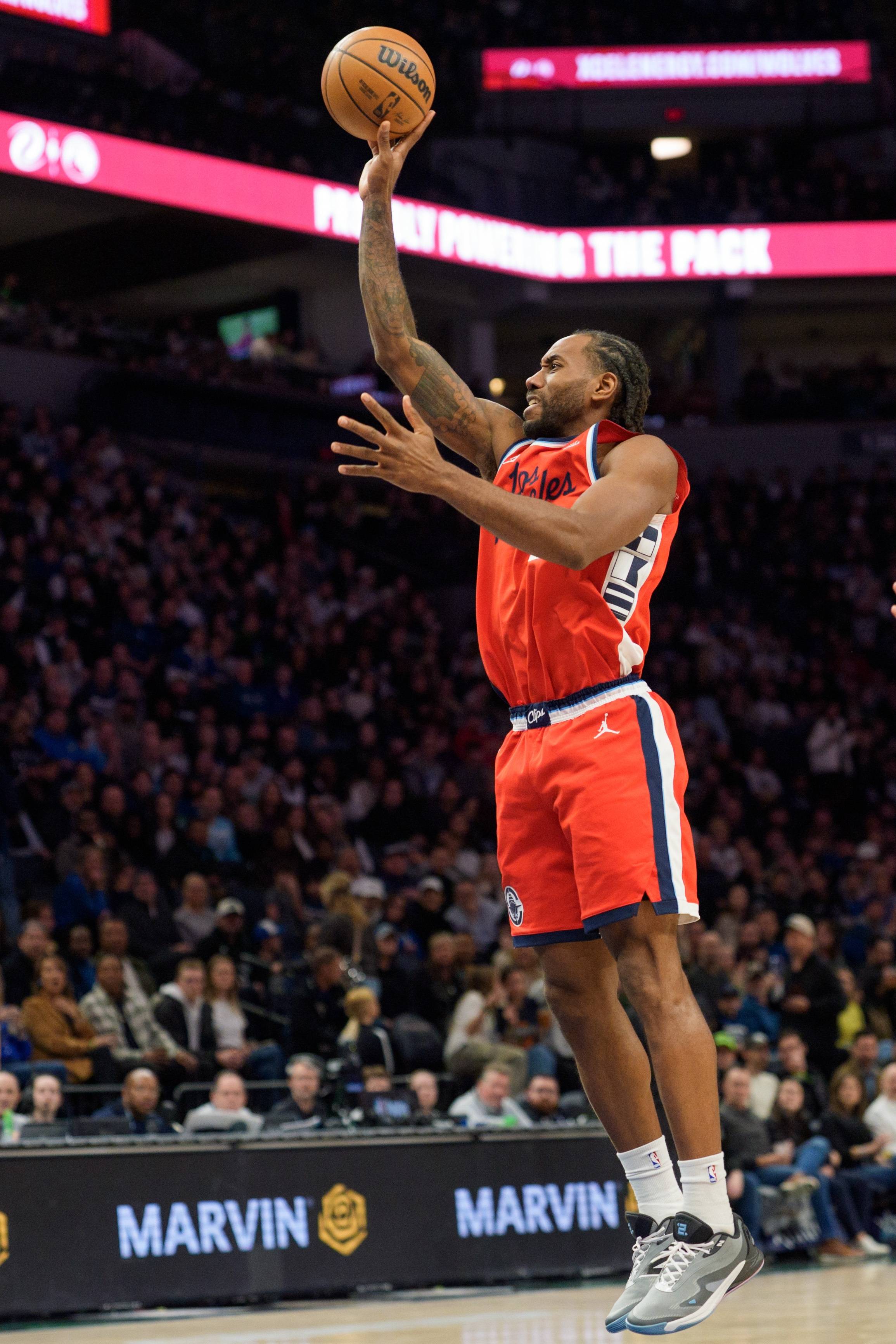 NBA官方宣布，球队实力(lì)排行(xíng)榜(bǎng)更新，周最佳(jiā)出炉，倫(lún)纳德(dé)要被交(jiāo)易