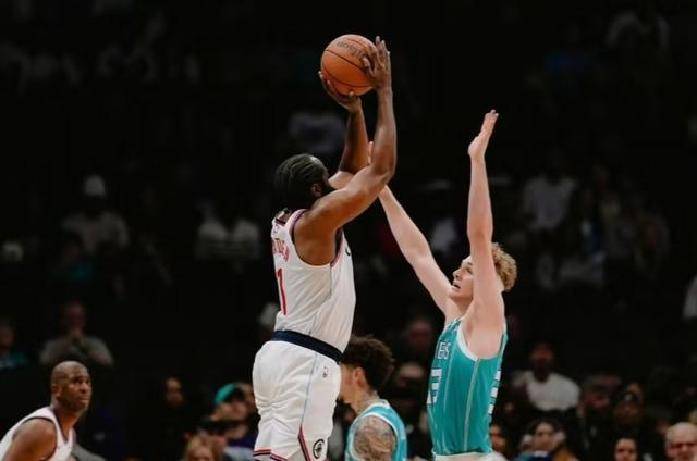 587次！8场比赛场均73.4次三分，NBA要变投篮大赛？球迷质疑吸引力