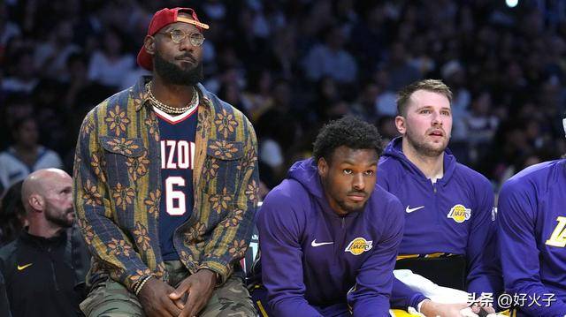 激动，湖(hú)人队詹姆斯和东契奇(qí)庆祝洛杉矶道奇(qí)队贏(yíng)得世界大赛冠军